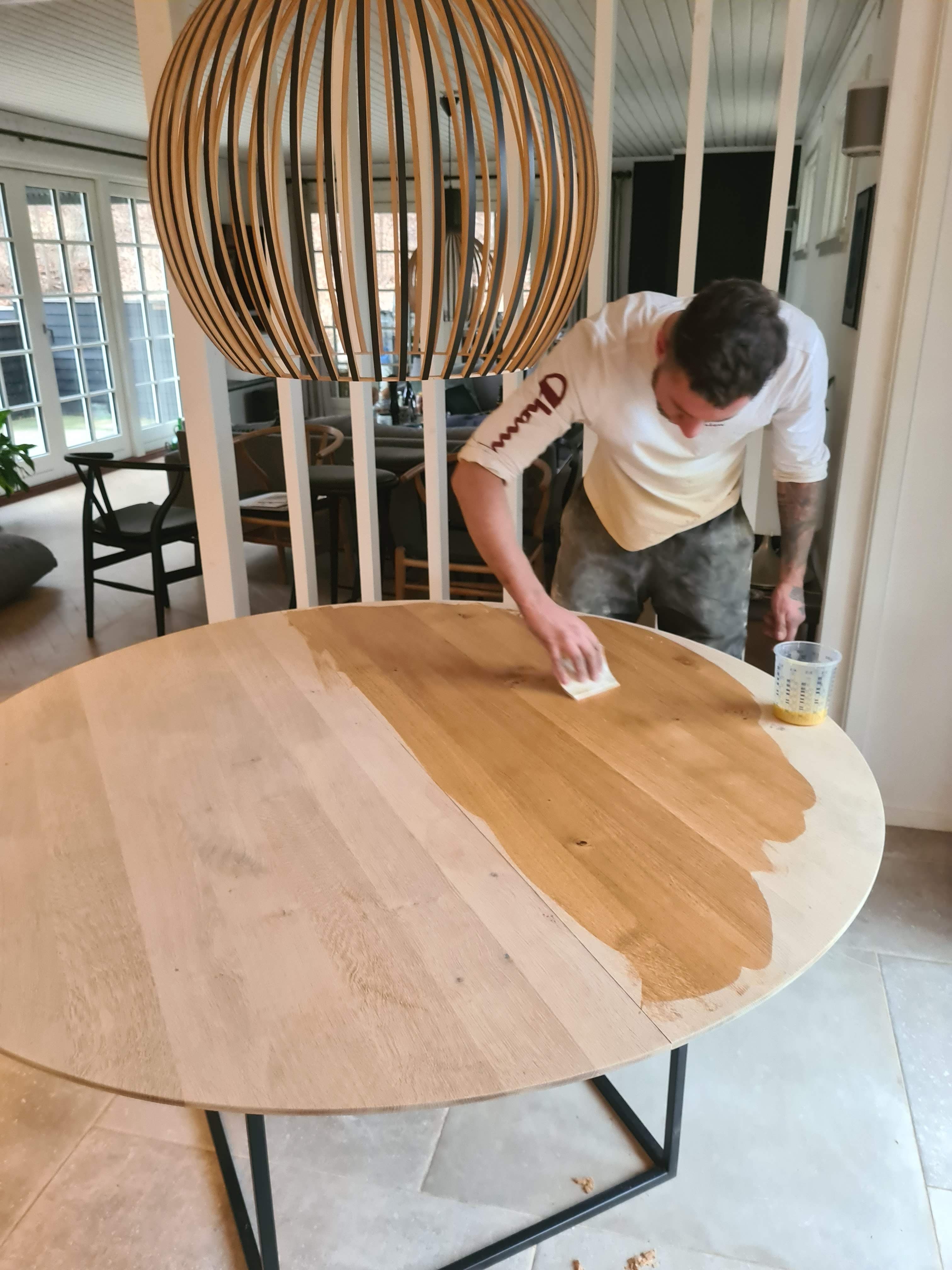 Bordpladeslibning i køkken