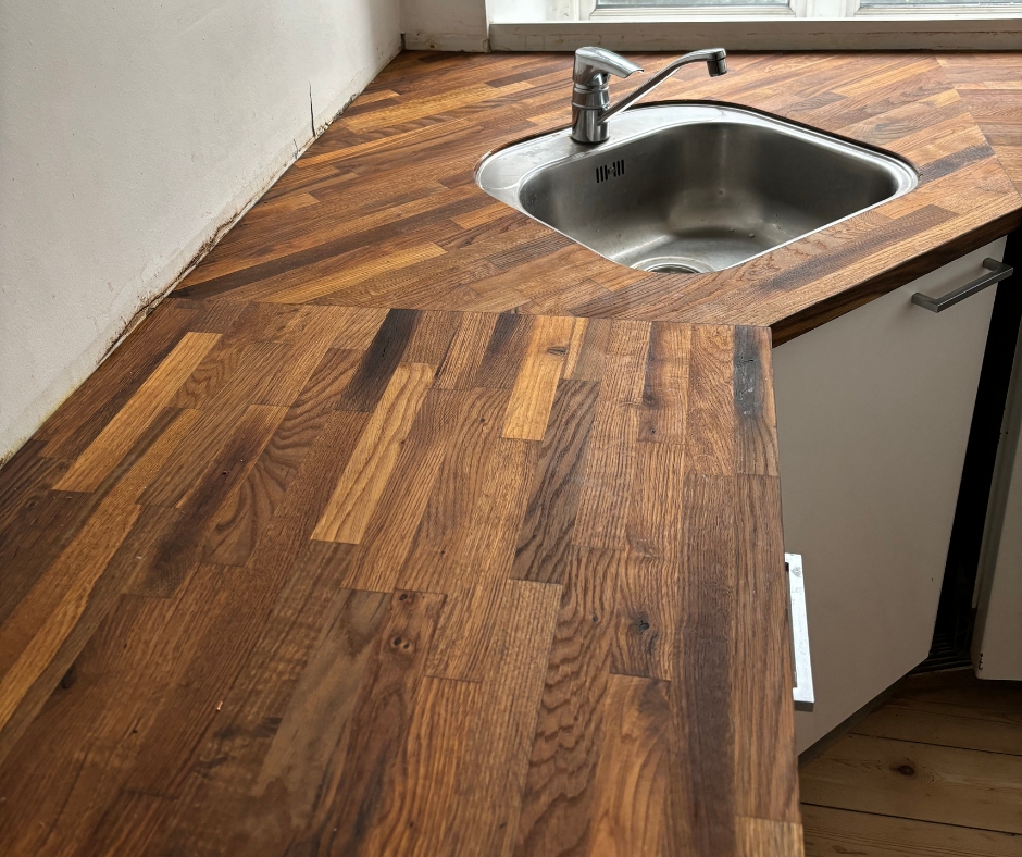 Valnød bordplade efter slibning med natur olie i Greve